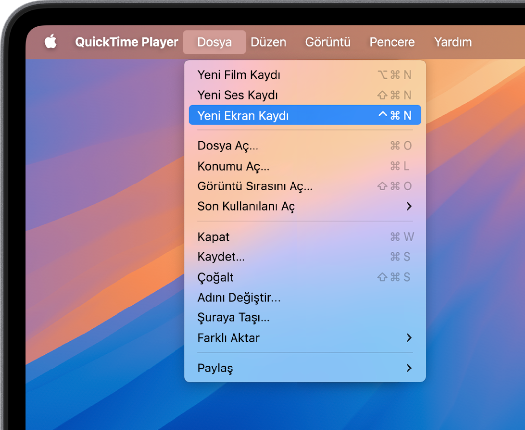 QuickTime Player uygulamasında, Dosya menüsü açık, ekran kaydını başlatmak için Yeni Ekran Kaydı komutu seçiliyor.