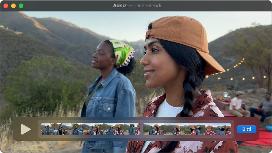 En altta klip düzenleyici görünür biçimde QuickTime Player penceresi.