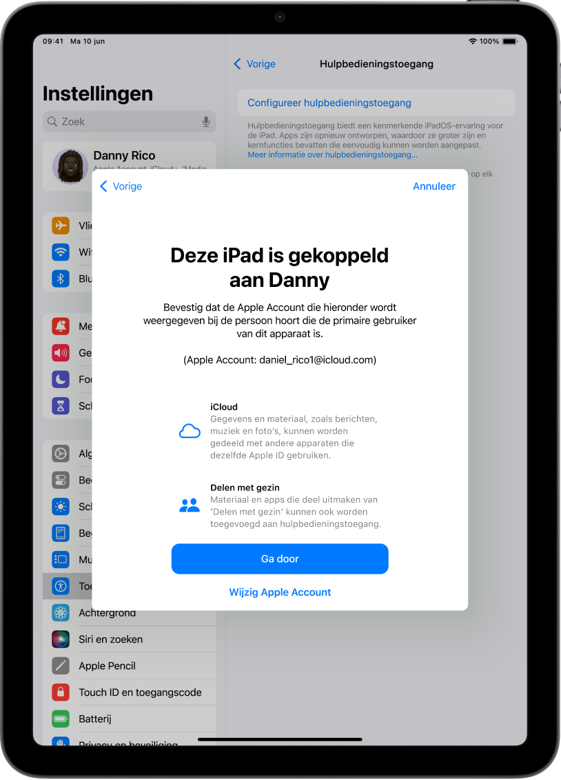 Een iPad met de Apple Account die aan het apparaat is gekoppeld en informatie over het gebruik van iCloud en 'Delen met gezin' in combinatie met hulpbedieningstoegang.