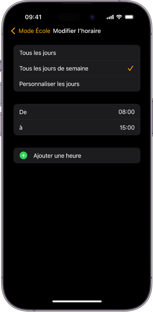 iPhone qui affiche l’écran Modifier l’horaire pour le mode École. Les options Tous les jours, Tous les jours de semaine et Personnaliser les jours s’affichent en haut, avec Tous les jours de semaine sélectionnée. Les heures De et À sont au centre de l’écran et un bouton Ajouter une heure en dessous.