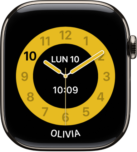 Le cadran Mode École qui affiche une horloge analogique avec la date et l’heure numérique près du centre. Le nom de l’enfant qui utilise cette montre est indiqué au bas.