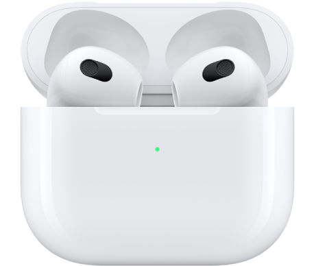 AirPods 3 dans leur étui de recharge.
