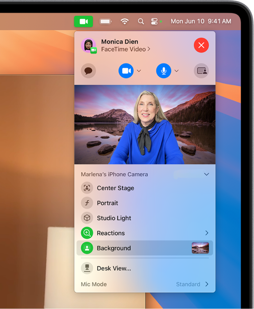 Une personne utilisant un arrière-plan lors d’un appel FaceTime.