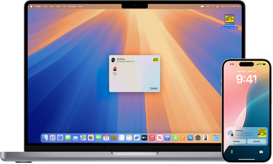 Un Mac se trouve à côté d’un iPhone. La zone de dialogue AirDrop est ouverte sur le bureau du Mac et un document est prêt à être partagé avec l’iPhone et un autre MacBook Pro (non illustré). L’écran verrouillé de l’iPhone affiche une notification au sujet de la réception du document.