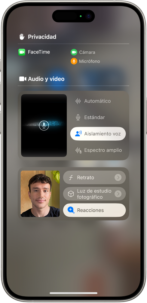 La configuración del centro de control para llamadas de FaceTime mostrando las configuraciones de audio Automático, Estándar, Aislamiento de Voz y Espectro amplio.