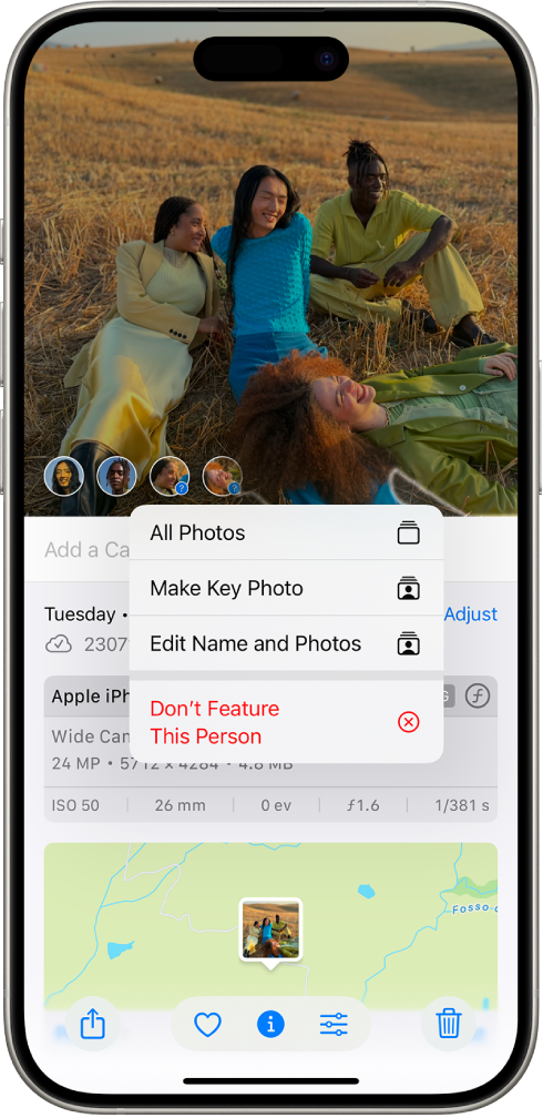 iPhone’i ekraani ülaosas kuvatakse rakenduses Photos avatud fotot. Foto alumises vasakus nurgas on fotol kuvatavate inimeste ja lemmikloomade juures küsimärgid. Valitud on küsimärk ning valikumenüüs on (ülevalt all) valikud Name This Person, All Photos, Make Key Photo, Edit Name and Photos ja Feature This Person Less.