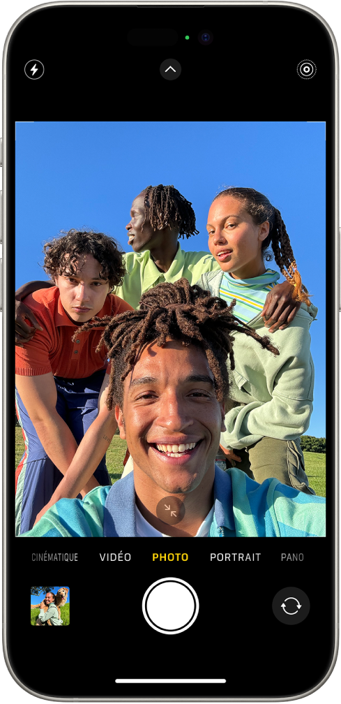 L’écran Appareil photo en mode Photo, avec quatre personnes dans le cadre.