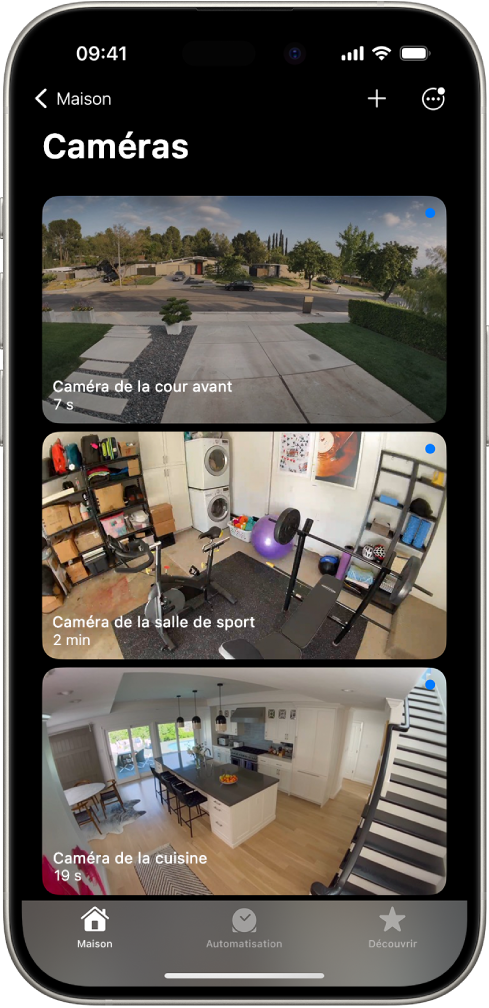 L’écran Caméra avec des images provenant de trois caméras de sécurité : court d’entrée, salle de sport et cuisine. Le temps écoulé depuis la dernière actualisation de l’image apparaît sous le nom de chaque caméra. Par exemple, la caméra qui donne sur la cour d’entrée affiche sept secondes écoulées depuis la dernière actualisation.