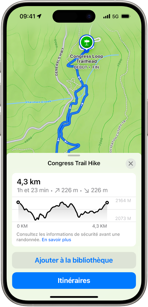 Plan topographique dans l’app Plans affichant un sentier de randonnée. En bas de l’écran figurent un graphique du dénivelé ainsi que les boutons « Ajouter à la bibliothèque » et Itinéraire.