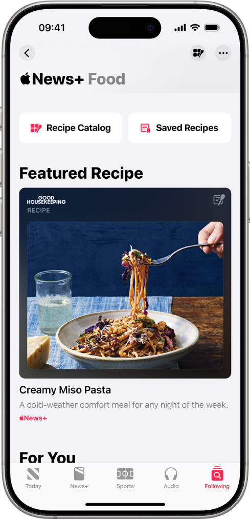 Une recette dans Apple News+ avec des boutons correspondants à un catalogue de recettes et aux recettes enregistrées.