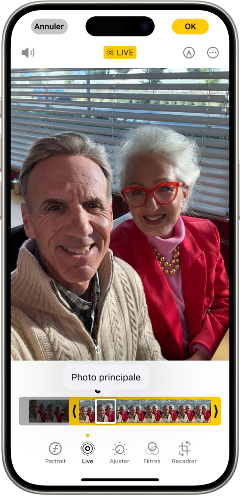 Une Live Photo est ouverte dans l’app Photos. Le visualiseur d’image se trouve sous la photo avec le bouton « Photo principale » actif. Des deux côtés du visualiseur d’image se trouvent deux flèches vous permettant de raccourcir la Live Photo. En bas de l’écran se trouvent les boutons Portrait, Live, Ajuster, Filtres et Recadrer. Le bouton Live est sélectionné.