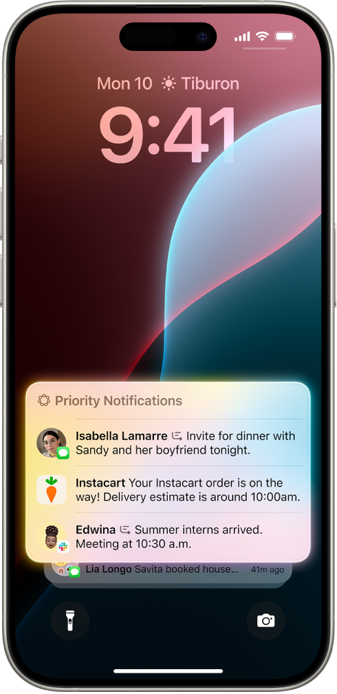 ‘लॉक स्क्रीन’ दाखवणारा iPhone. स्क्रीनच्या तळाशी, नोटिफिकेशन स्टॅकच्या शीर्षस्थानी वेळ संवेदनशील नोटिफिकेशन्स दिसतात.