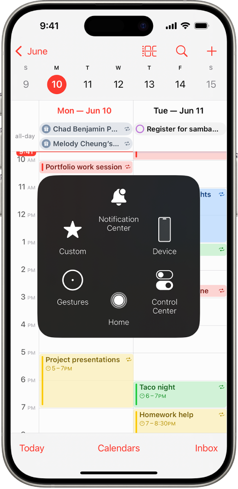 AssistiveTouch मेन्यूसह iPhone दृश्यमान आहे, ज्यात नोटिफिकेशन सेंटर, डिव्हाइस, कंट्रोल सेंटर, होम, जेस्चर आणि कस्टमसाठी कंट्रोल दाखवले जात आहेत.