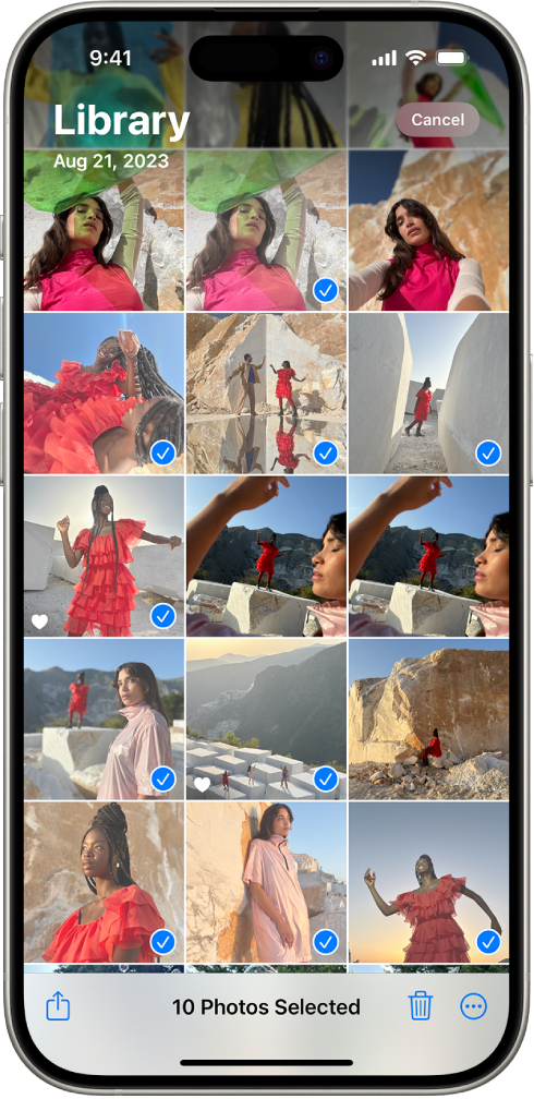 iPhone ସ୍କ୍ରୀନ୍‌ରେ ଫଟୋଗୁଡ଼ିକର ଏକ ଗ୍ରିଡ୍ ଭରି ରହିଛି, ଯେଉଁଥିରୁ କେତେକ ଚୟନ କରାଯାଇଛି। ସ୍କ୍ରୀନ୍‌ର ତଳେ ଶେୟର୍, ଡିଲିଟ୍ ଏବଂ ଆହୁରି ଅଧିକ ବଟନ୍ ଅଛି।