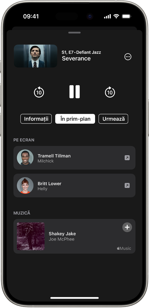Ecranul “În prim‑plan” din aplicația Apple TV, afișând actorii și muzica redată în emisiunea de deasupra.