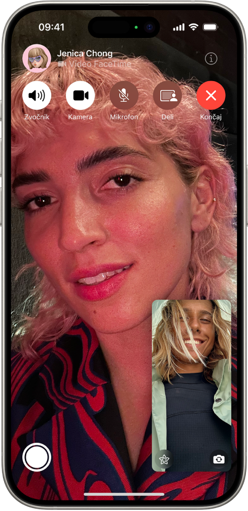 Zaslon FaceTime, ki prikazuje trenutni klic. Slika klicatelja se prikaže v majhnem pravokotniku spodaj desno, slika druge osebe pa je prikazana na preostalem zaslonu. Na dnu zaslona so gumbi Live Photo, Učinki in Preklopi na zadnjo kamero. Gumbi FaceTime so na vrhu zaslona, vključno z gumbi Zvočnik, Kamera, Izklopi zvok, Deli vsebino in Končaj. Na vrhu krmilne funkcije sta ime ali račun Apple osebe, s katero govorite.