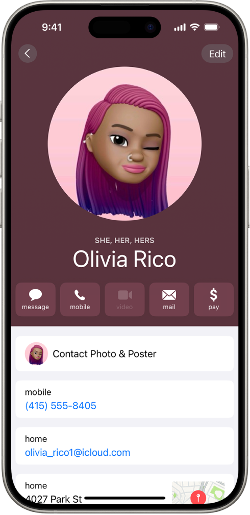 Контакт Olivia Rico са заменицама She, Her и Hers испод фотографије контакта. Испод имена су дугмад за слање поруке, упућивање позива, слање поште и коришћење услуге Apple Pay. На дну екрана су број мобилног и адреса е-поште контакта.