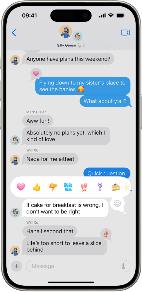En konversation i appen Meddelanden. Ett meddelande är markerat och Tapback-alternativ med emojier visas.