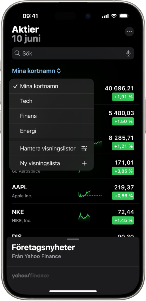 En visningslista i appen Aktier som innehåller en lista med olika aktier. Alla aktier i listan visar, från vänster till höger, aktiekortnamn och namn, ett diagram över kursutvecklingen, aktiekurs och kursförändring. Visningslistan Mina kortnamn är vald högst upp på skärmen och följande visningslistor och alternativ är tillgängliga: Teknik, Ekonomi, Energi, Hantera visningslistor och Ny visningslista.