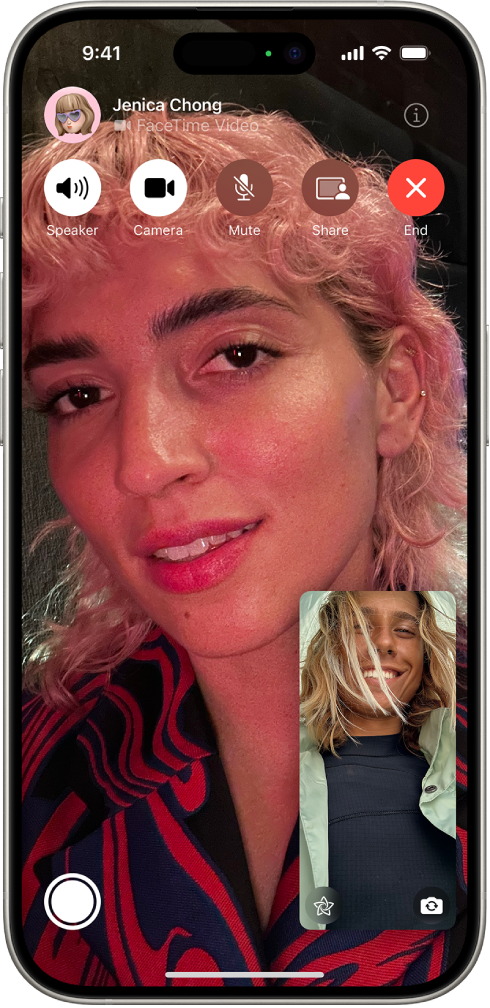 ప్రోగ్రెస్లో ఉన్న కాల్ను చూపుతున్న FaceTime స్క్రీన్. కాలర్ ఇమేజ్ దిగువ కుడి వైపున ఒక చిన్న దీర్ఘచతురస్రాకార బాక్స్లో కనిపిస్తుంది, అవతలి వ్యక్తి ఇమేజ్ మిగిలిన స్క్రీన్ మొత్తం కనిపిస్తుంది. స్క్రీన్ దిగువన Live Photo, ఎఫెక్ట్లు, ‘వెనుక కెమెరాకు మారండి’ బటన్లు. స్క్రీన్ ఎగువ భాగంలో స్పీకర్, కెమెరా, మ్యూట్, ‘కంటెంట్ను షేర్ చేయండి’, ‘ముగించండి’ బటన్లతో సహా FaceTime కంట్రోల్స్. కంట్రోల్స్ ఎగువన మీరు మాట్లాడుతున్న వ్యక్తి పేరు లేదా Apple ఖాతా.