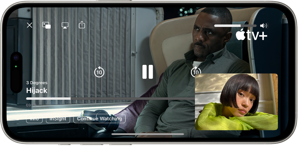 కాల్లో Apple TV+ వీడియో కంటెంట్ షేర్ చేయబడటాన్ని చూపుతున్న SharePlay సెషన్తో కూడిన FaceTime కాల్ కంటెంట్ను షేర్ చేసే వ్యక్తి చిన్న విండోలో కనిపిస్తున్నాడు, వీడియో మిగిలిన స్క్రీన్ మొత్తం కనిపిస్తుంది, వీడియో ఎగువన ప్లేబ్యాక్ కంట్రోల్స్ ఉన్నాయి.